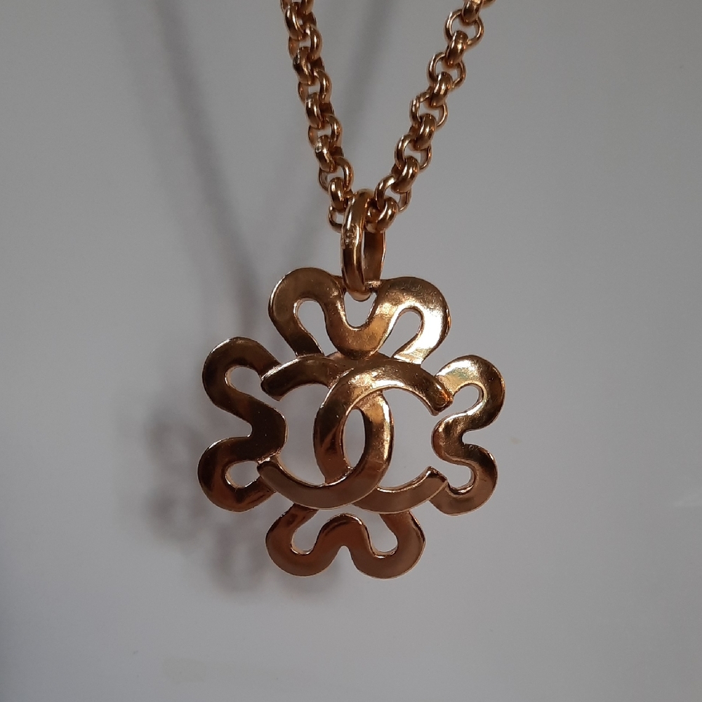 CHANEL Gold Floral Pendant Necklace, AUTHENTICATED!!